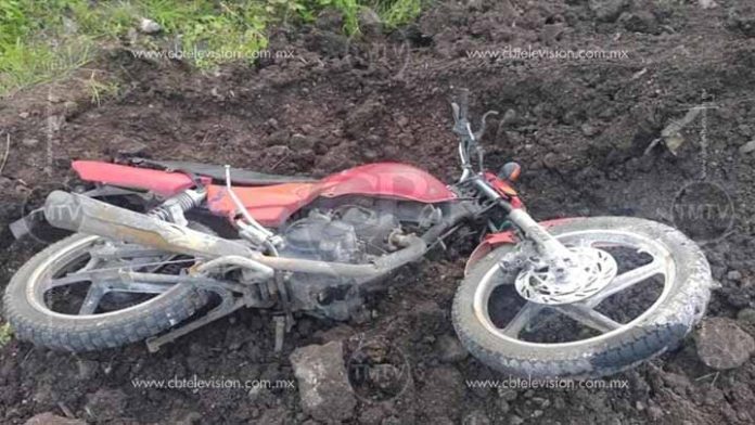 Dos féminas derrapan en motocicleta; solo una sobrevive