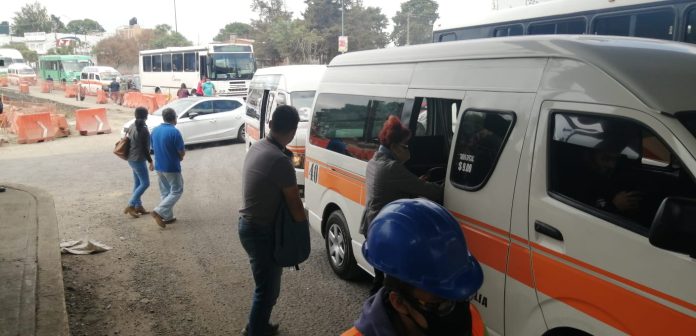 Por obra en Salida a Salamanca, morelianos arriesgan su vida para tomar transporte publico