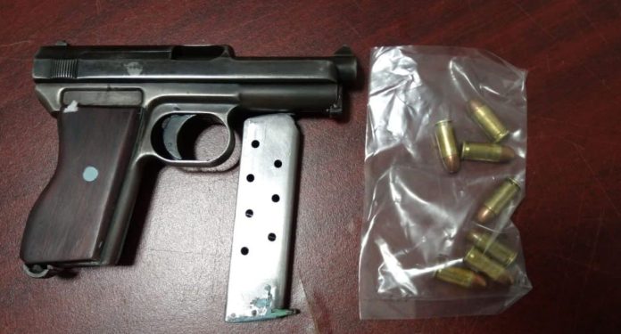 Caen dos con un arma de fuego, cartuchos y droga