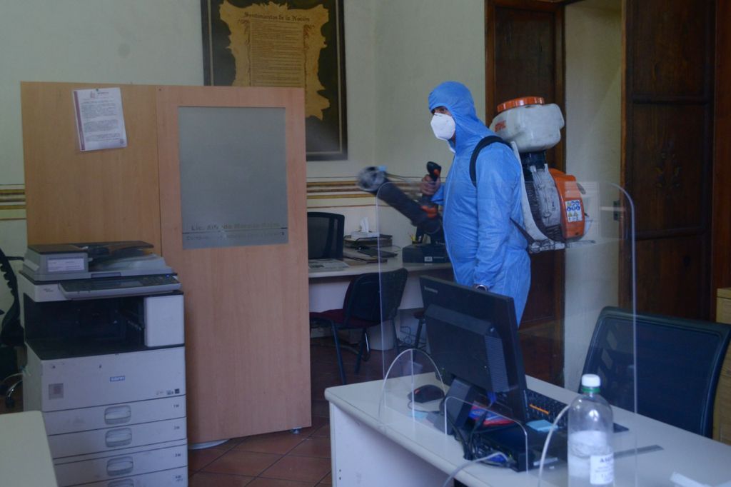 Sanitizan Palacio Municipal de Morelia, tras varios meses de no hacerlo Sanitizan Palacio Municipal de Morelia, tras varios meses de no hacerlo