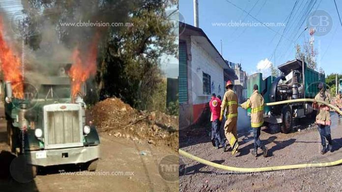 Civiles armados queman camión de volteo en Zitácuaro, el chofer fue golpeado