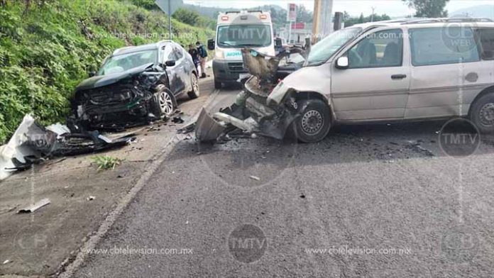 Choque de camioneta deja tres heridos en Zinapécuaro