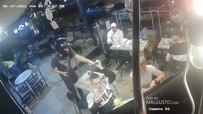 Hombre no deja de comer durante asalto a restaurante; se hace viral