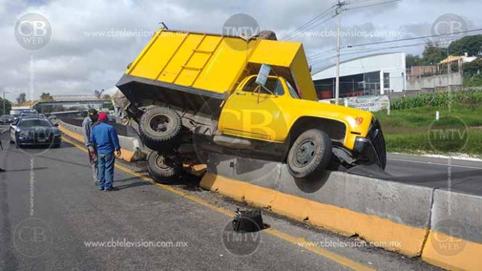 “Por poco se le cae la basura”, camioneta recolectora se incrusta en bloques de concreto
