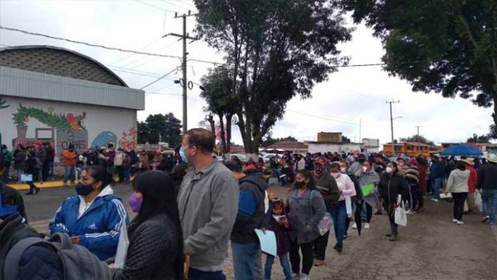 Los millennials mandan a sus mamás a hacer su fila para la vacuna