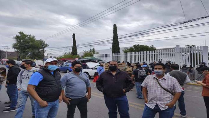 CNTE exige reunión estatal con autoridades educativas; toman la SEE