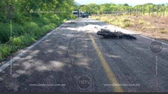 Camioneta atropella y mata a dos motociclistas en Aquila