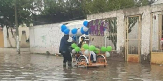 Ante conmovedora imagen llegando a graduación en triciclo, obsequian un viaje en limusina