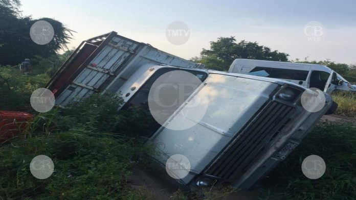 Vuelca camioneta con jornaleros en Parácuaro