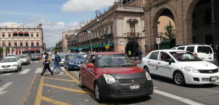 Con caravanas, maestros exigen certeza de salarios en lo que resta del año