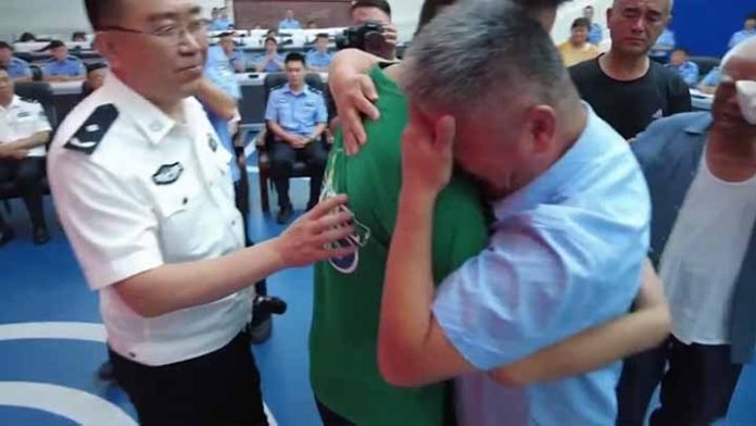 Padre se reúne con su hijo secuestrado, luego de 24 años de búsqueda