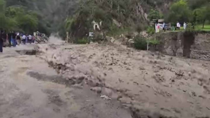 Desalojan a turistas en las Grutas de Tolantongo por desbordamiento