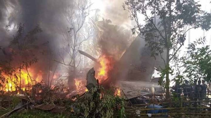 Se estrella avión militar en Filipinas dejando 29 muertos