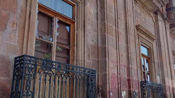 Hasta 200 mil pesos costará reparar daños causados por feministas en el Centro Histórico