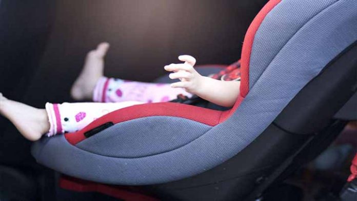 Mujer bajo los efectos de metanfetaminas olvida a su hija 9 horas en el auto fallece
