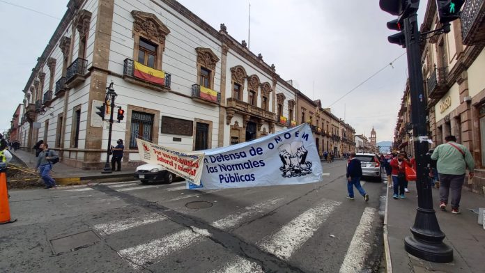 Maestros estatales protestan en el Congreso Local por retraso en el pago de la quincena 13 del 2021