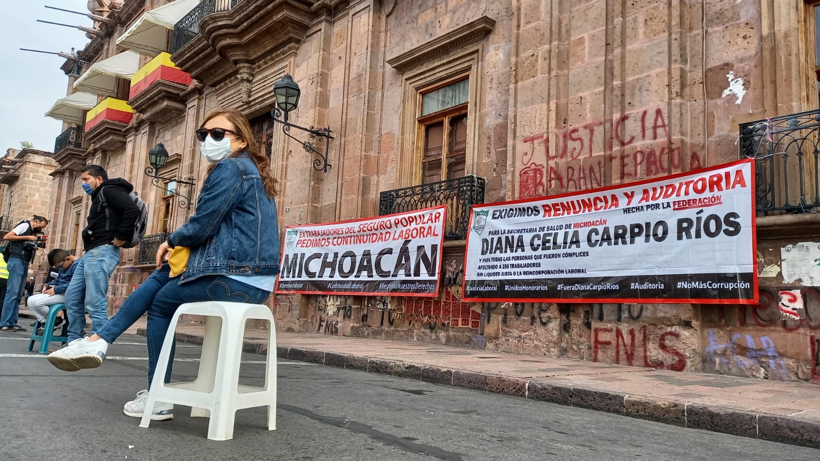 Con todo y banquito extrabajadores de seguro popular se manifiestan en palacios de gobierno Con todo y banquito extrabajadores de seguro popular se manifiestan en palacios de gobierno