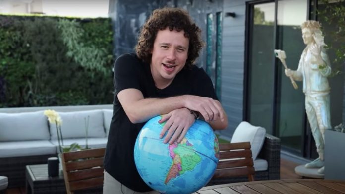 Le niegan viajar por Europa a Luisito comunica por estar vacunado con SinoVac