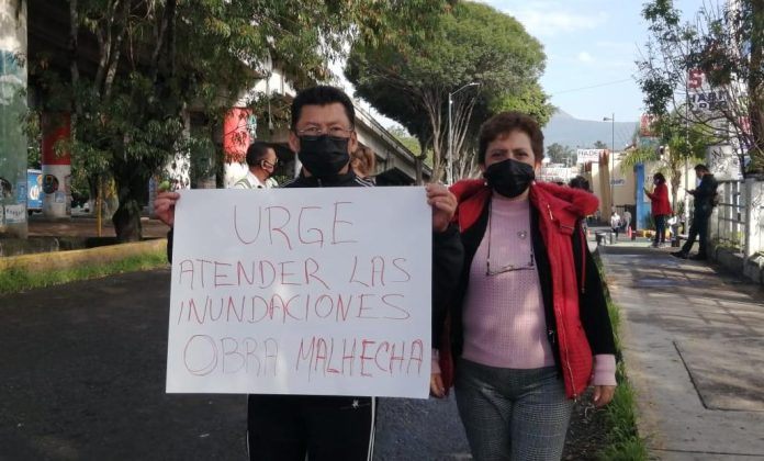 Mala obra en Av. Madero genera inundaciones en la Colonia Tres Puentes; vecinos se manifiestan