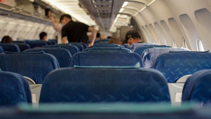 Por no querer usar cubrebocas estudiantes retrasaron vuelo