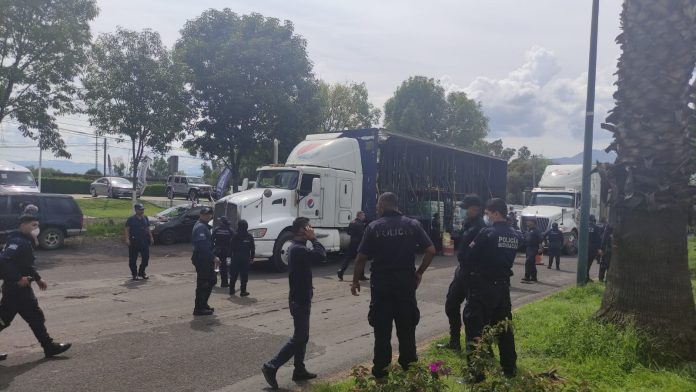 Policías se manifiestan en exigencia de su pago, y son agredidos por trailero