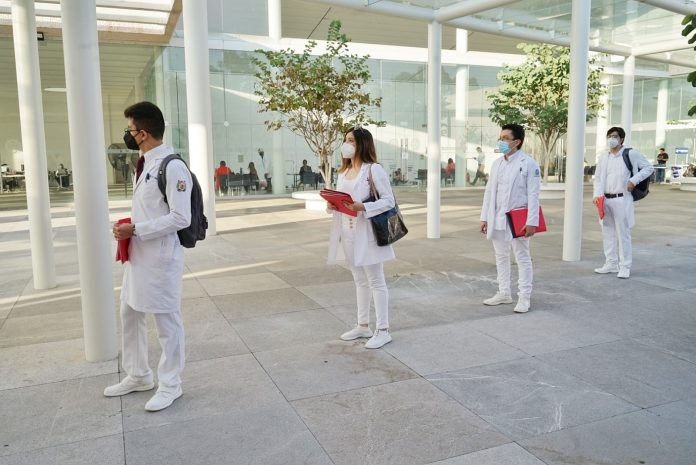 UMSNH asigna plazas a pasantes de Medicina