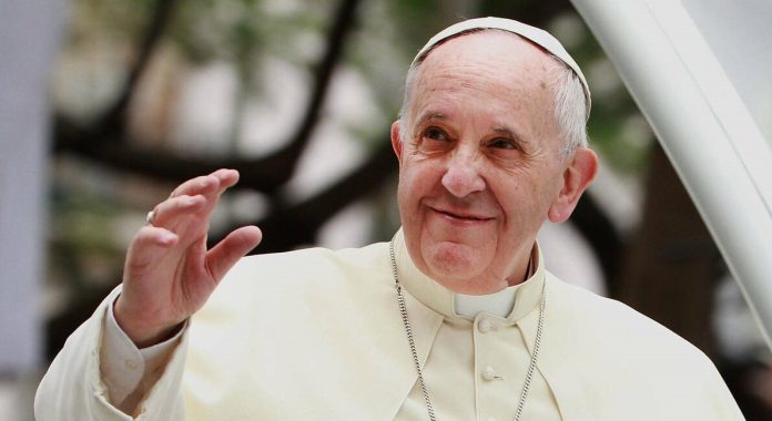 Durante su recuperación en el hospital el Papa Francisco visita a niños con cáncer