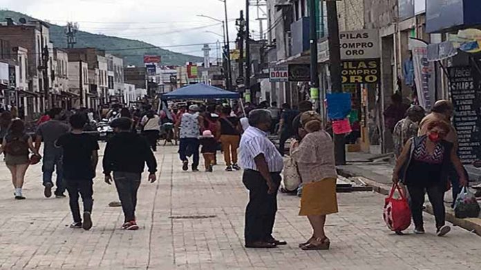 Gran afluencia de personas en los tianguis dominicales de Morelia