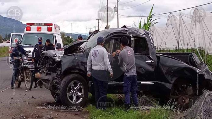 Fémina hace pedazos su camioneta y sobrevive de milagro