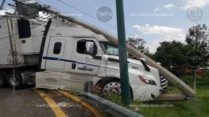 Trailer destruye poste de CFE en salida a Charo
