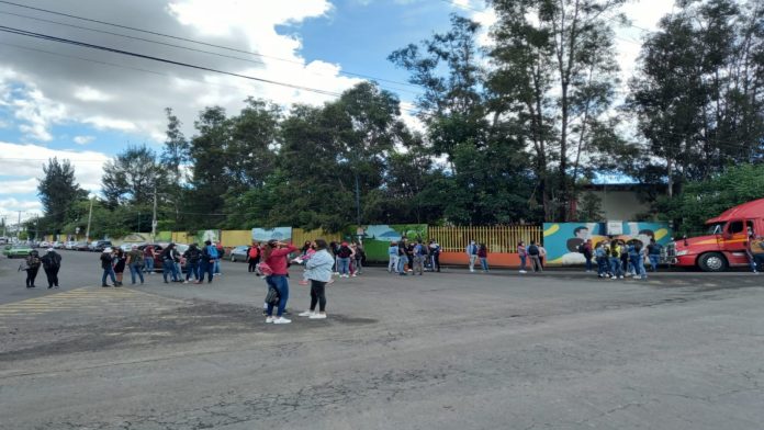 Con bloqueos, egresados normalistas exigen asignación de plazas para iniciar labores como docentes