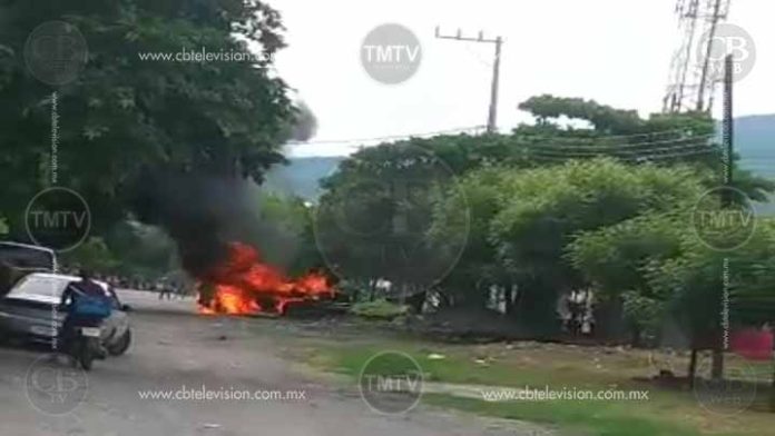 Camioneta en cenizas por falla mecánica en Apatzingán