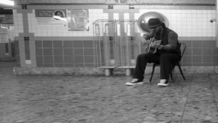 Arjona toca en el metro de Nueva York y nadie lo reconoce