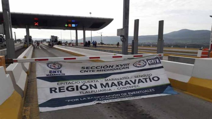 Estado adeuda mil millones de pesos al sector educativo: CNTE bloquea carreteras en Michoacán