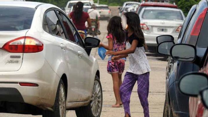 Secuestran a niña y la obligan a pedir dinero; su captor la contactó por TikTok