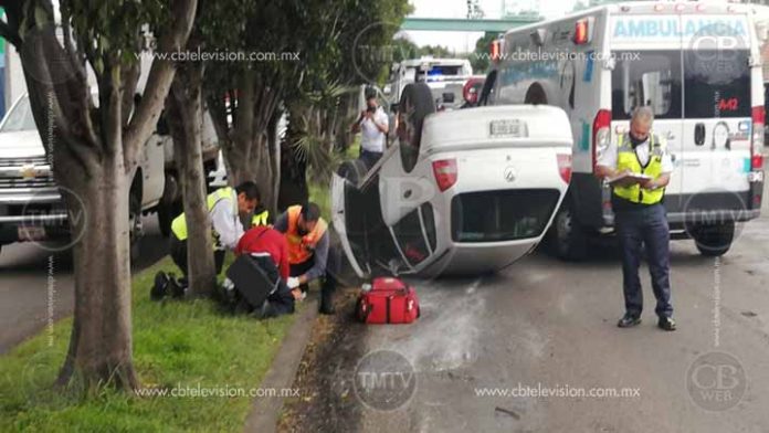 Otra volcadura en Morelia, ahora en la zona sur
