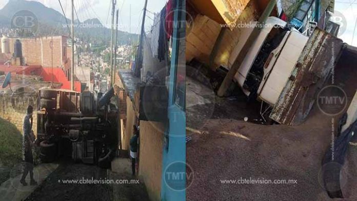 Vuelca camión de materiales en Zitácuaro; no hay lesionados