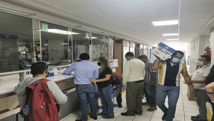 Inicia dispersión electrónica y distribución de cheques a trabajadores estatales