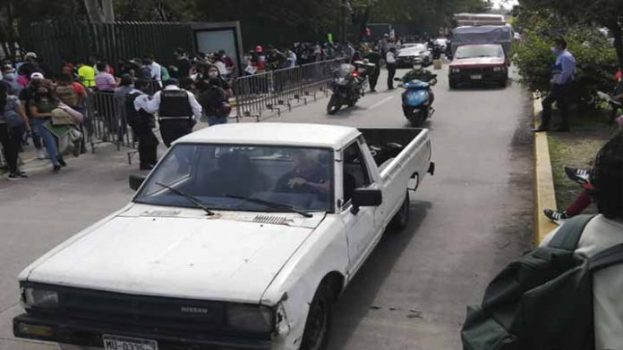 Jóvenes abarrotan módulos de vacunación en Morelia
