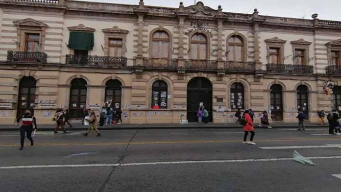 Feministas tapizan Centro Histórico con volantes y fotografías en contra de la violencia de género