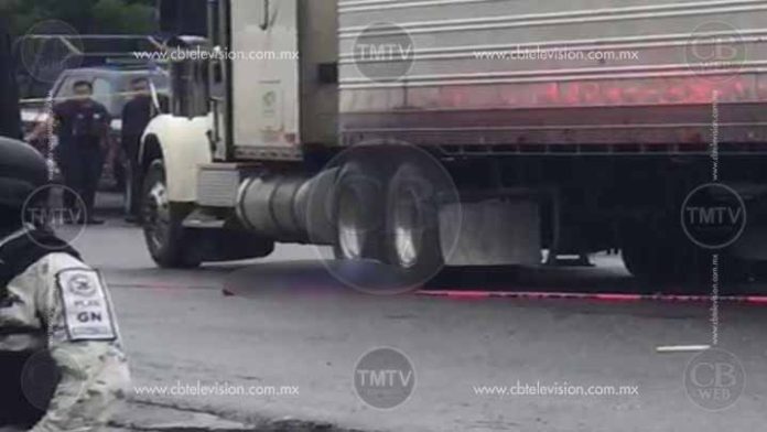 Muere mujer aplastada por un tráiler