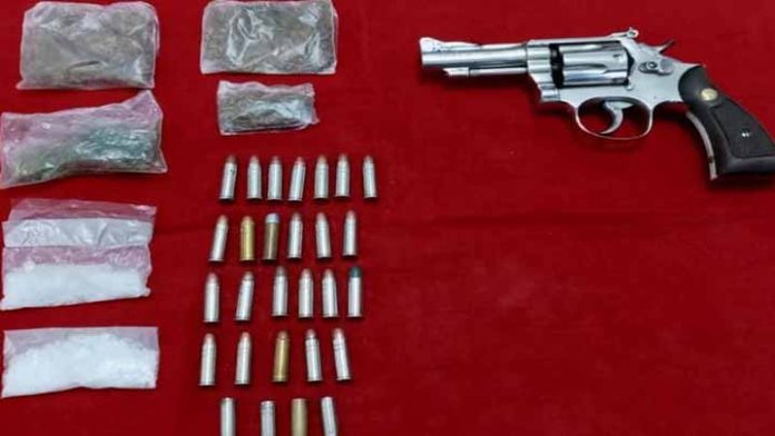 Caen tres personas con un arma de fuego, cartuchos y droga en Puruándiro