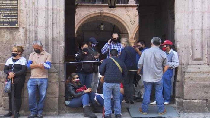 Invidentes exigen apoyo alimentario, cierran palacio municipal