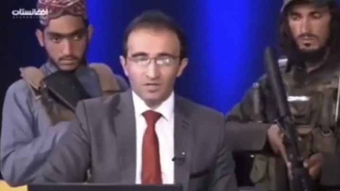 Talibanes armados rodean en programa en vivo a presentador de noticias