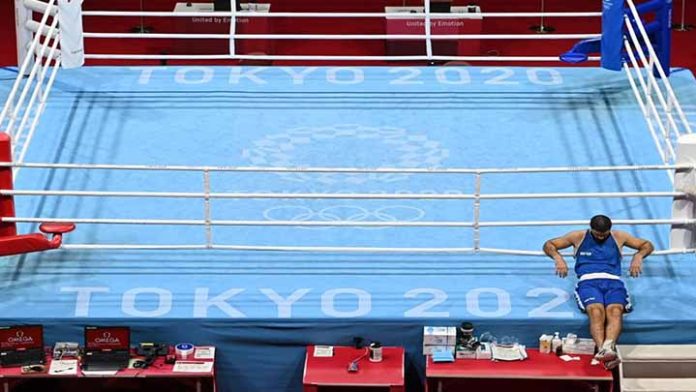 Descalifican a boxeador en Tokio 2020 y protesta sobre el ring