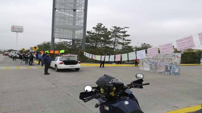 Maestros bloquean accesos a Paseo Altozano para hacer cadena de presión al estado y federación