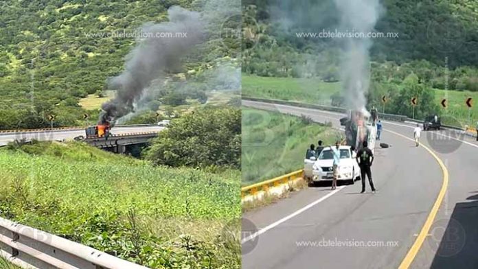 Vuelca camioneta de Panamericana en el tramo Nueva Italia-Lázaro Cárdenas