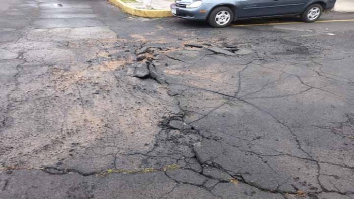Denuncia Ciudadana: Por fuga de agua se abre la calle en Morelia
