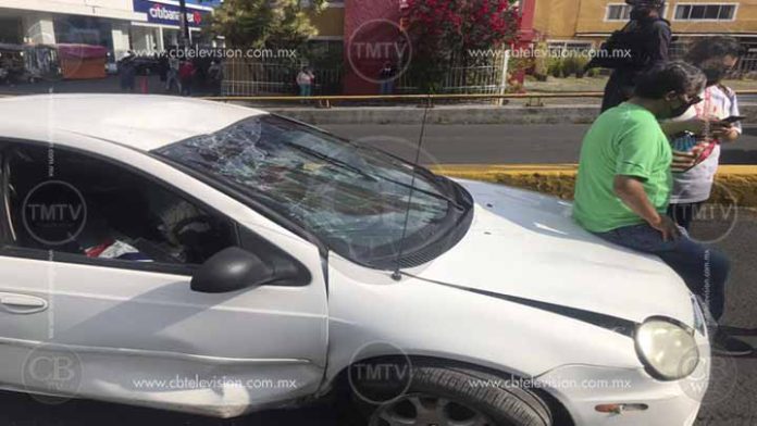 Vuelca auto en Madero Poniente y una policía termina atropellada