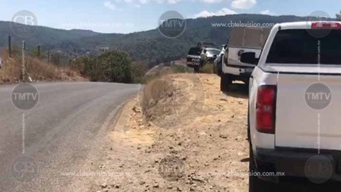Muere pareja al desabarrancar su auto en Cherán